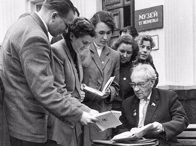 Максим Рильський